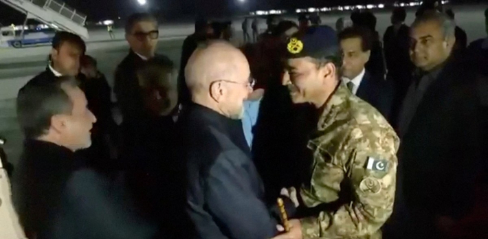 지난 10일(현지시간) 밤 파키스탄 이슬라마바드 공항에 도착한 이란 대표단을 아심 무니르 파키스탄 국방군 총사령관(오른쪽) 등 파키스탄 고위 인사들이 반갑게 맞이하고 있다. 연합뉴스