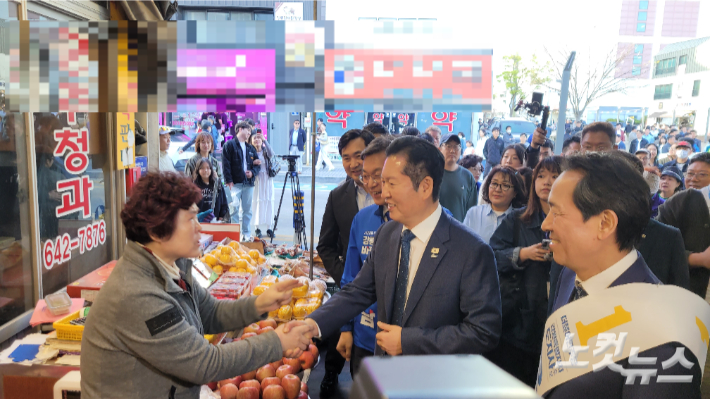11일 오후 강릉 중앙시장을 방문한 더불어민주당 정청래 대표가 한 상인과 악수를 하고 있는 모습. 전영래 기자
