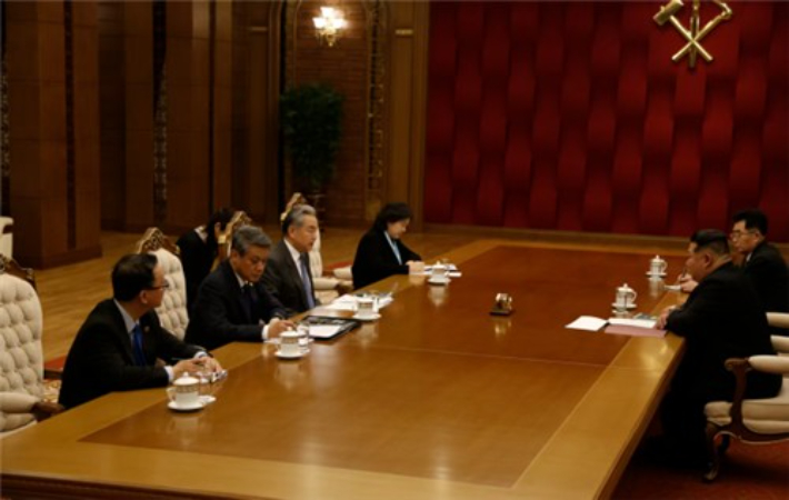 왕이 중국 외교부장 만난 김정은 북한 국무위원장. 중국 외교부 홈페이지 캡처