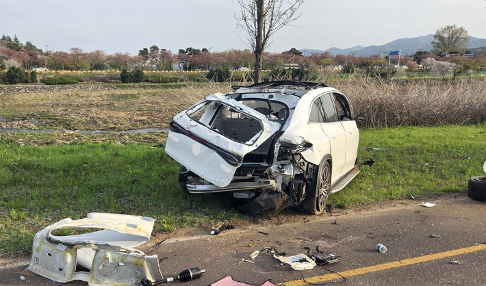 가드레일을 들이받은 뒤 약 5m 아래 하천 고수부지 자전거 도로에 추락한 승용차. 경북소방본부 제공