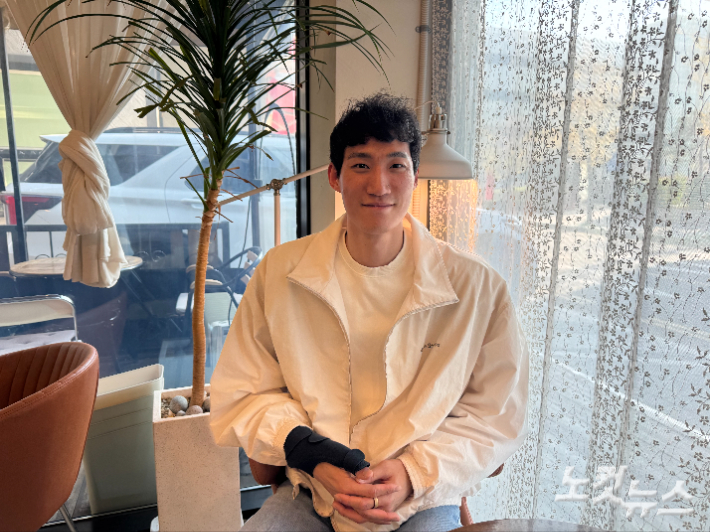 취채진과 인터뷰 중인 박진우. 김조휘 기자