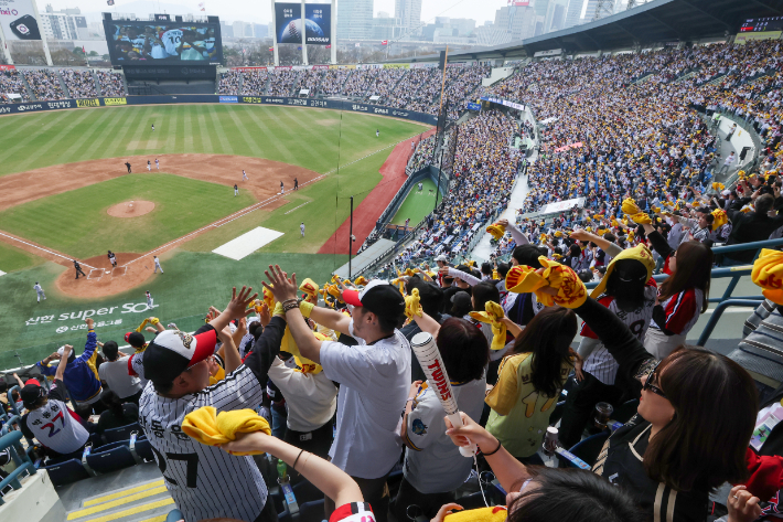 지난달 29일 서울 송파구 잠실야구장에서 열린 프로야구 2026 KBO리그 kt wiz와 LG 트윈스의 경기에서 관중들이 응원전을 펼치고 있다. 연합뉴스