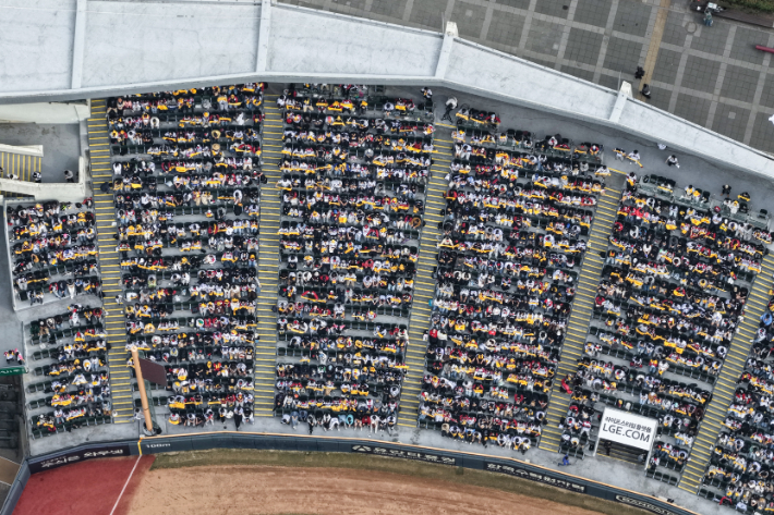 지난달 29일 프로야구 2026 KBO리그 kt wiz와 LG 트윈스의 경기가 열린 서울 송파구 잠실야구장 관중석이 가득 차 있다. 연합뉴스