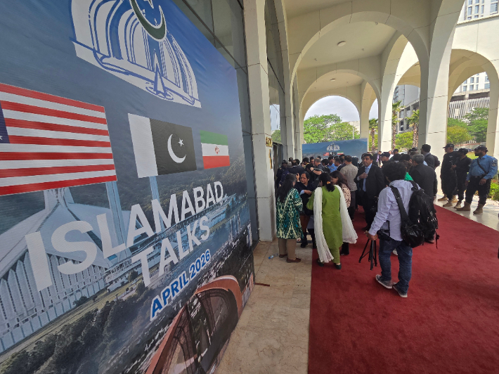 11일(현지시간) 미국과 이란의 첫 종전 협상을 앞두고 파키스탄 이슬라마바드에 마련된 프레스 센터에 기자들이 모여 있다. 연합뉴스