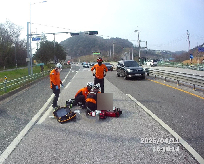 사고 현장에서 B씨를 응급처치 하는 소방대원. 전북소방본부 제공