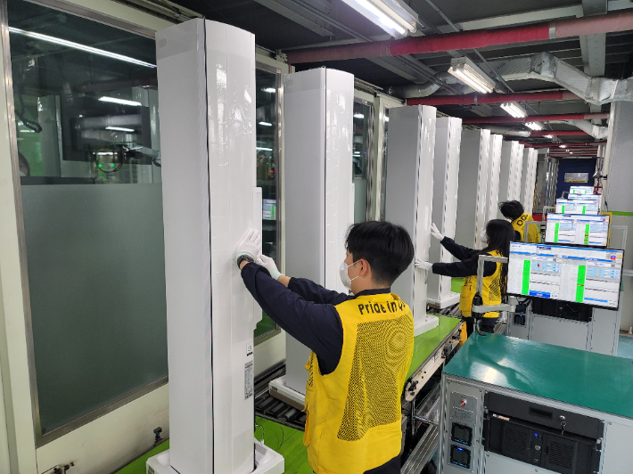 삼성전자가 다가오는 더위로 급증하는 에어컨 수요에 신속히 대응하기 위해 에어컨 생산라인을 풀가동 했다. 삼성전자 제공