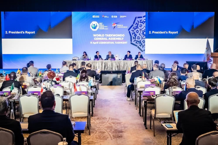 세계태권도연맹 위원들이 11일(현지시간) 우즈베키스탄 타슈켄트에서 열린 2026 정기총회에서 새 경기 규칙에 관해 의결하고 있다. 세계태권도연맹 제공 