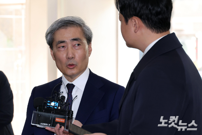 신현송 한국은행 총재 후보자가 31일 서울 중구 한화금융플라자에 마련된 인사청문회 사무실로 출근하며 취재진의 질문에 답하고 있다. 박종민 기자