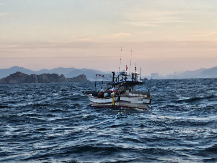 부산 앞바다에서 발견된 표류 어선. 부산해양경찰서 제공