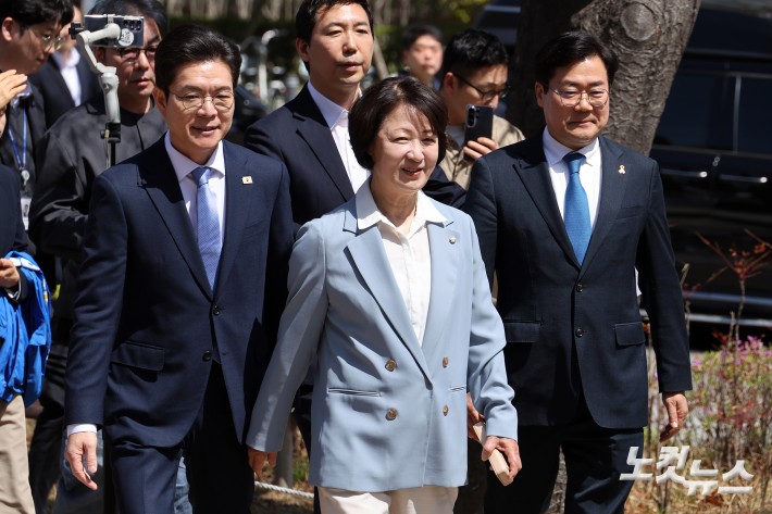 12일 서울 여의도 국회 소통관 앞에서 열린 더불어민주당 수도권 광역단체장 후보 원팀간담회에 정원오(왼쪽부터) 서울시장 후보, 추미애 경기도지사 후보, 박찬대 인천시장 후보가 참석하고 있다.