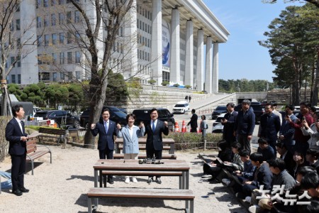 12일 서울 여의도 국회 소통관 앞에서 열린 더불어민주당 수도권 광역단체장 후보 원팀간담회에서 정원오(왼쪽부터) 서울시장 후보, 추미애 경기도지사 후보, 박찬대 인천시장 후보가 손을 잡고 기념촬영을 하고 있다.