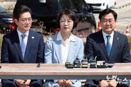 12일 서울 여의도 국회 소통관 앞에서 열린 더불어민주당 수도권 광역단체장 후보 원팀간담회에서 추미애 경기도지사 후보(가운데)가 발언을 하고 있다.