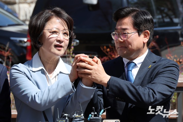 12일 서울 여의도 국회 소통관 앞에서 열린 더불어민주당 수도권 광역단체장 후보 원팀간담회에서 추미애 경기도지사 후보와 박찬대 인천시장 후보가 손을 잡고 있다.