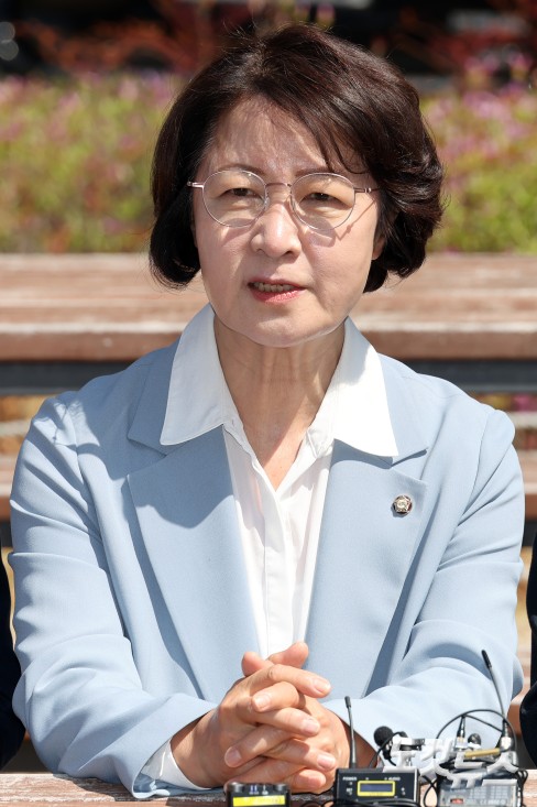 12일 서울 여의도 국회 소통관 앞에서 열린 더불어민주당 수도권 광역단체장 후보 원팀간담회에서 추미애 경기도지사 후보가 발언을 하고 있다.