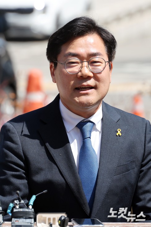 12일 서울 여의도 국회 소통관 앞에서 열린 더불어민주당 수도권 광역단체장 후보 원팀간담회에서 박찬대 인천시장 후보가 발언을 하고 있다.