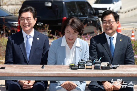 12일 서울 여의도 국회 소통관 앞에서 열린 더불어민주당 수도권 광역단체장 후보 원팀간담회에서 정원오(왼쪽부터) 서울시장 후보, 추미애 경기도지사 후보, 박찬대 인천시장 후보가 환하게 웃고 있다.