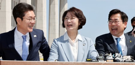 12일 서울 여의도 국회 소통관 앞에서 열린 더불어민주당 수도권 광역단체장 후보 원팀간담회에서 정원오(왼쪽부터) 서울시장 후보, 추미애 경기도지사 후보, 박찬대 인천시장 후보가 환하게 웃고 있다.