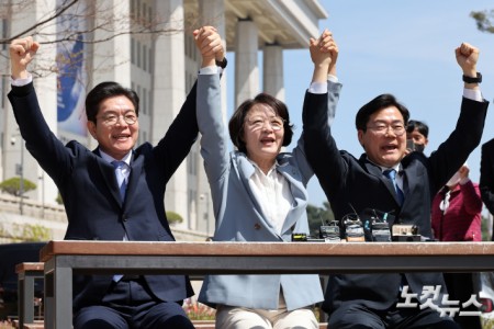 12일 서울 여의도 국회 소통관 앞에서 열린 더불어민주당 수도권 광역단체장 후보 원팀간담회에서 정원오(왼쪽부터) 서울시장 후보와 추미애 경기도지사 후보, 박찬대 인천시장 후보가 손을 잡고 있다.