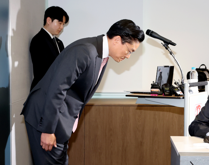 전인석 삼천당제약 대표가 6일 서울 서초구 삼천당제약 본사에서 열린 기자간담회에서 인사하고 있다. 연합뉴스