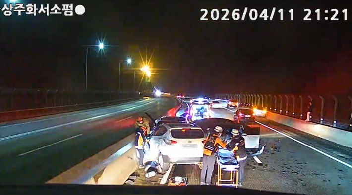 11일 오후 9시 3분쯤 경북 상주 서산영덕고속도로에서 7중 추돌 사고가 났다. 경북소방본부 제공