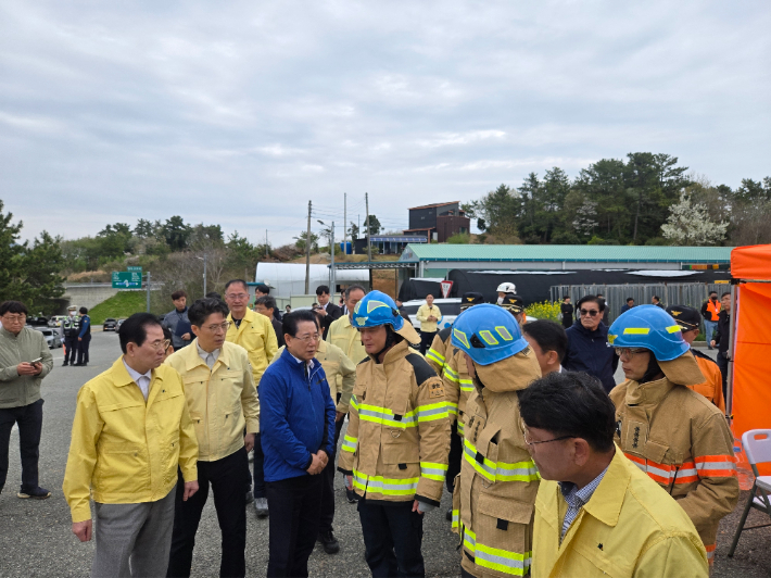 김영록 더불어민주당 전남광주특별시장 예비후보는 12일 완도군 군외면 수산물 냉동창고 화재 현장을 찾아, 관계자들과 상황을 공유하고 대책마련 등을 협의했다. 김 후보 측 제공