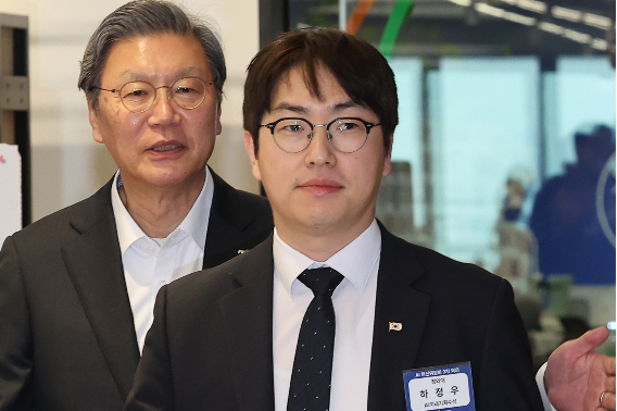 하정우 청와대 AI미래기획수석이 10일 서울 강남구 역삼동 GS타워에서 열린 AI혁신위원회 3차회의에 참석하고 있다. 연합뉴스