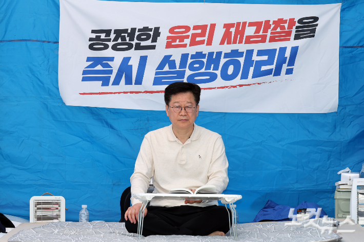 6·3 지방선거 더불어민주당 전북지사 경선에서 이원택 의원에게 고배를 마신 안호영 의원이 12일 서울 여의도 국회 본관 앞에서 당 전북지사 후보로 선출된 이 후보에 대해 윤리 재감찰을 실시할 것을 요구하며 텐트를 치고 이틀째 단식 농성을 이어가고 있다. 윤창원 기자