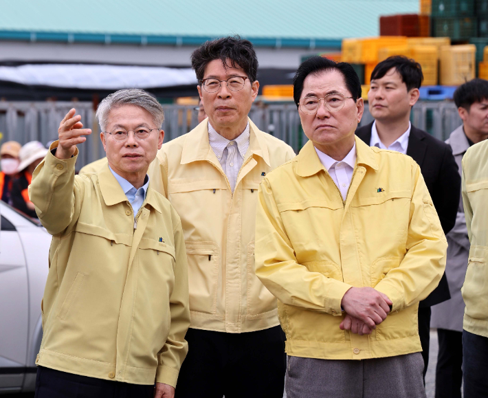 민형배 더불어민주당 전남광주통합특별시장 결선 후보가 12일 완도 공장 화재 진압 중 2명의 소방관이 순직한 것과 관련해 현장을 찾았다. 민 후보 측 제공  