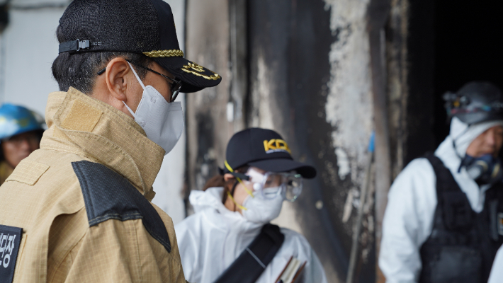 김승룡 소방청장이 12일 전남 완도 수산물 가공공장 화재 현장을 찾아 피해 상황을 점검하고 순직 소방공무원에 대한 사고 경위를 보고받고 있다. 소방청 제공