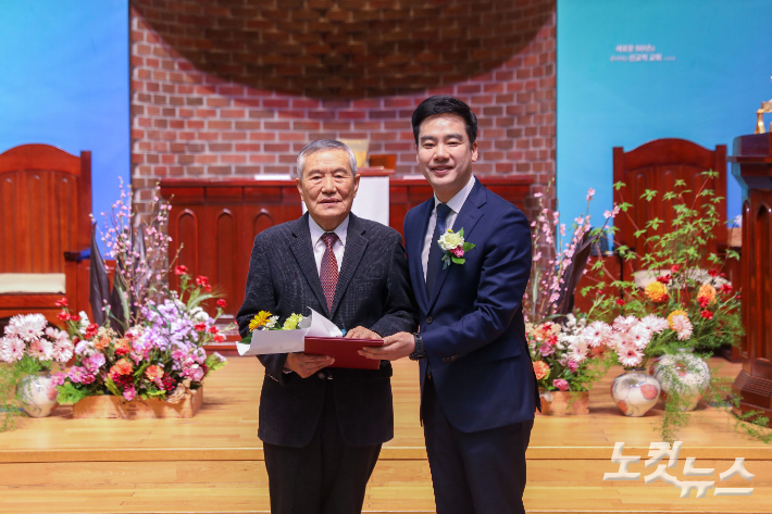 전주신일교회가 초대 장로 황춘웅 원로장로에게 감사헌정증서를 전달하고 있다. 최화랑 기자