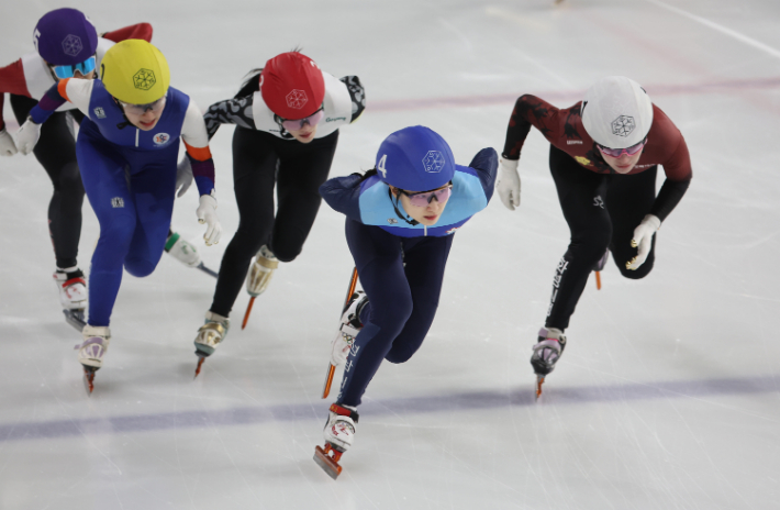 12일 서울 양천구 목동아이스링크에서 열린 2026-2027 쇼트트랙 국가대표 2차 선발대회. 여자 1000ｍ 준결승에서 최민정(4번)이 질주하고 있다. 연합뉴스