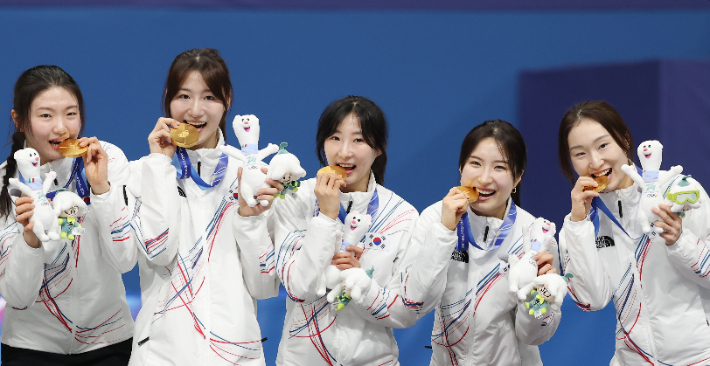 지난 2월 18일(현지시간) 이탈리아 밀라노 아이스스케이팅 아레나에서 열린 2026 밀라노-코르티나담페초 동계올림픽 쇼트트랙 여자 3000m 계주 결승에서 금메달을 따낸 한국 선수들이 메달을 목에 걸고 포즈를 취하고 있다. 오른쪽부터 최민정, 김길리, 이소연, 노도희, 심석희. 연합뉴스