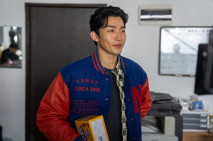 배우 이상이는 '사냥개들2' 촬영 당시 별도의 회식이 없었다고 전했다. 그는 "다들 몸 관리를 해야 해서 점심에 식사만 했다"며 "촬영이 끝난 후 쫑파티에서 정말 많이 먹었다"고 웃었다. 넷플릭스 제공