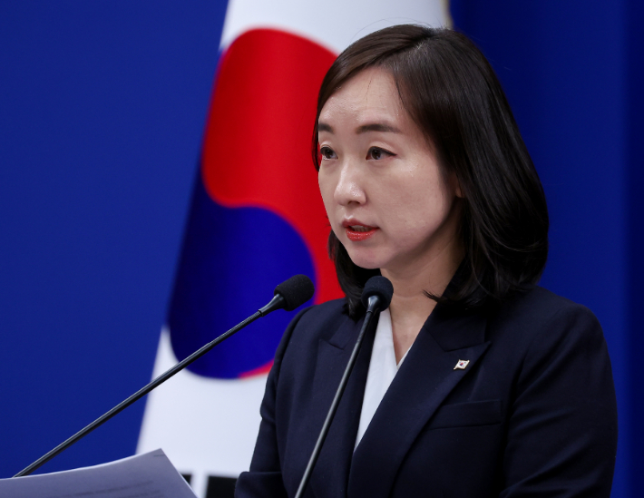 전은수 대변인이 12일 청와대 춘추관에서 이날 김용범 정책실장 주재로 열린 비상경제 현안점검회의 관련 브리핑을 하고 있다. 연합뉴스