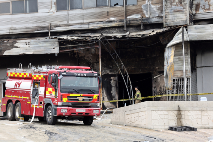 검게 그을린 완도 냉동창고 화재 현장. 연합뉴스