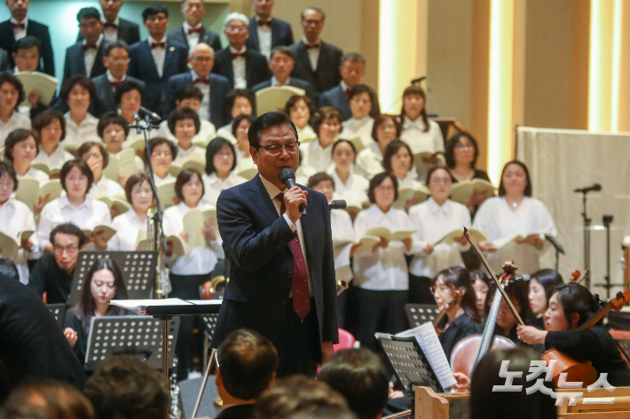 전주완산교회 유병근 위임목사가 100주년 기념 음악회에 참석한 성도와 내빈들을 향해 인사를 전하고 있다. 최화랑 기자