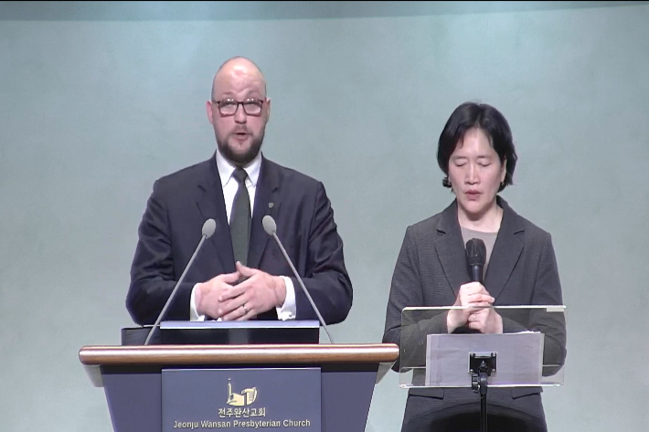 Brendon J. Branigin 목사가 설교를 전하고 있는 모습. 완산교회 유튜브 캡처