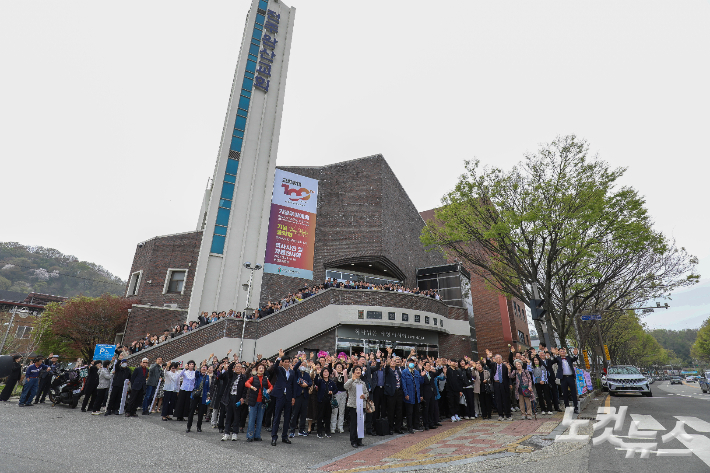 전주완산교회 성도들이 100주년 기념 감사예배를 마친 뒤 교회 앞에서 기념촬영을 하고 있다. 최화랑 기자