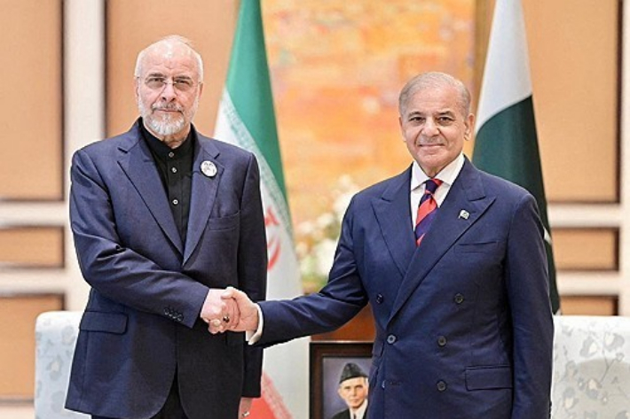 종전협상 이란 대표단을 이끈 모하마드 바게르 갈리바프 이란 의회 의장(왼쪽)과 파키스탄 총리. 연합뉴스