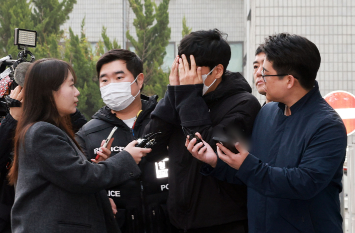 배달의민족 외주사에 상담사로 위장 취업해 고객 정보를 빼돌려 사적 보복 범죄에 악용한 일당의 총책 정모씨가 지난 3일 서울 양천경찰서에서 검찰로 구속 송치되는 모습. 연합뉴스