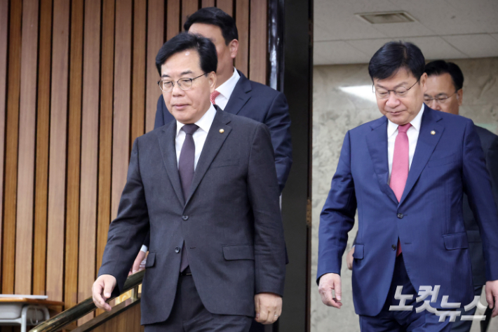국민의힘 원내대책회의에 참석하는 송언석 원내대표. 윤창원 기자