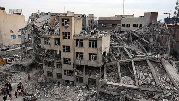 폭격으로 파괴된 테헤란의 주거단지에 모인 구조대원들. 연합뉴스