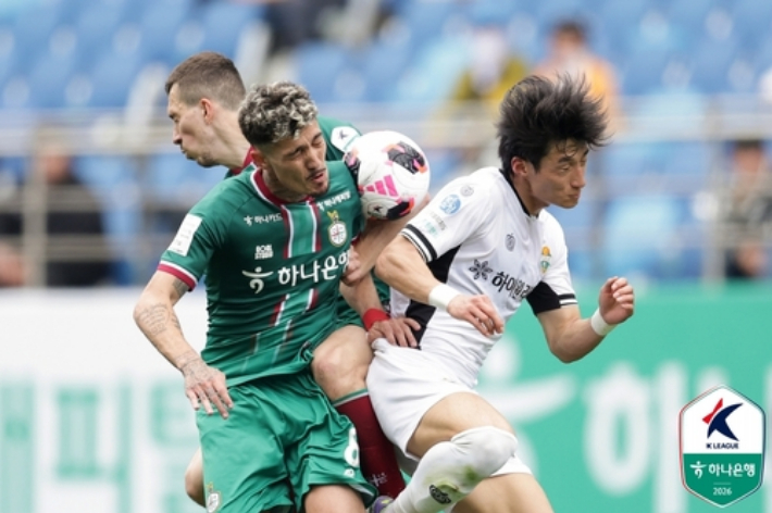 공을 다투는 대전 안톤(사진 왼쪽)과 강원 최병찬. 한국프로축구연맹 제공