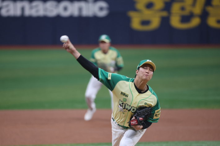 12일 서울 고척스카이돔에서 열린 프로야구 키움 히어로즈와 롯데 자이언츠의 경기. 키움 선발 투수 안우진이 역투하고 있다. 연합뉴스