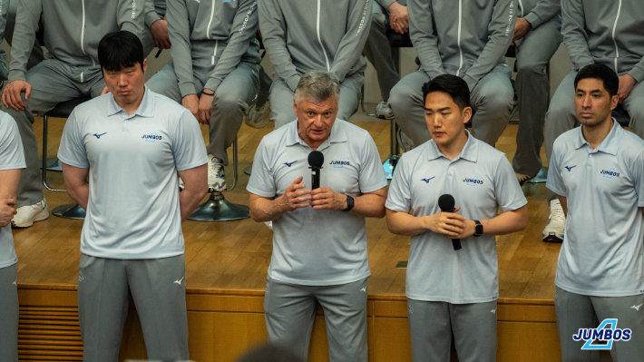 팬들에게 감사 인사 전하는 헤난 대한항공 감독(중앙). 대한항공 제공