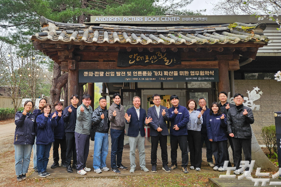 박정민 협회장을 비롯한 제50대 강원기자협회 운영위원들은 지난 10일 춘천 남이섬 안데르센 홀에서 민경혁 대표를 비롯한 (주)남이섬 임원진들과 상호 발전 업무협약을 체결했다. 구본호 기자