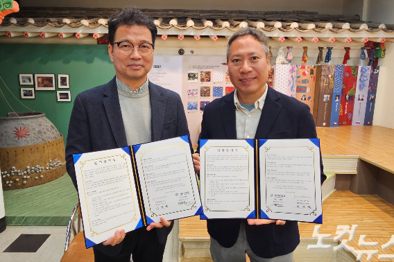 박정민 협회장을 비롯한 제50대 강원기자협회 운영위원들은 지난 10일 춘천 남이섬 안데르센 홀에서 민경혁 대표를 비롯한 (주)남이섬 임원진들과 상호 발전 업무협약을 체결했다. 구본호 기자