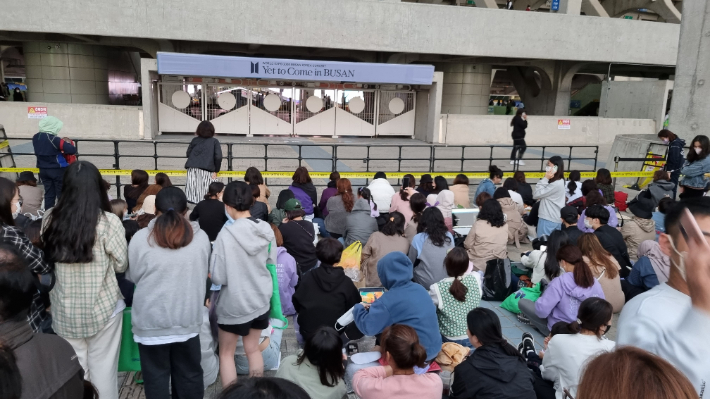 지난 2022년 10월 2030부산월드엑스포 유치 기원 BTS콘서트 '옛 투 컴 인 부산' 당시,  부산 연제구 아시아드주경기장 앞은 표를 구하지 못한 아미들이 삼삼오오 모여 있다. 김혜민 기자.