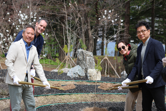 주식회사 남이섬은 지난 11일 민경혁 대표와 박정민 강원기자협회장, 국내외 관광전문가 및 국제 관광전문가 단체 Skål International 관계자 등이 참석한 가운데 식수 행사를 개최했다. 남이섬 제공