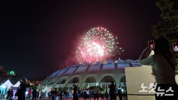 지난 2022년 10월 15일 BTS 부산 콘서트가 열린 부산아시아드주경기장 위로 공연 시작을 알리는 폭죽이 터지고 있다. 김혜민 기자